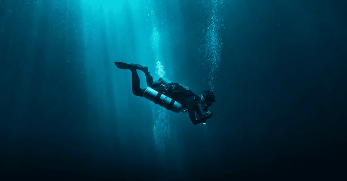 Scott Finch Sidemount diving in blue water in Gran Canaria