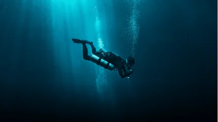 Scott Finch Sidemount diving in blue water in Gran Canaria
